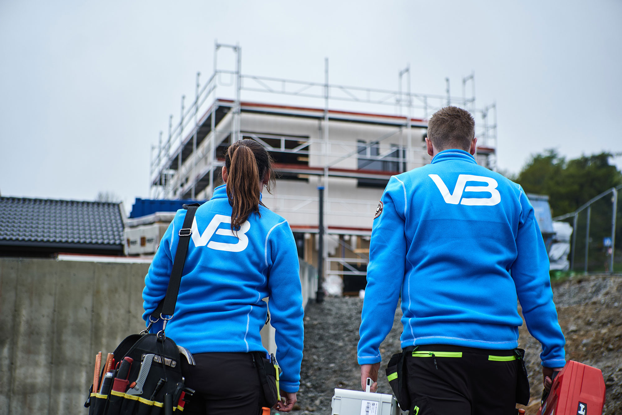 To VB rørleggere utenfor hus under utbygging